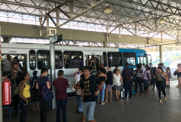 Mobilidade urbana: Passageiros do Sistema Transcol embarcam em coletivo dentro de terminal