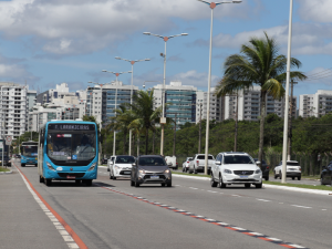 Reforço nas linhas que levam aos principais balneários da Grande Vitória amplia a oferta de viagens nos fins de semana e feriados de Verão, período de maior movimento rumo às praias. Operação é monitorada pela Ceturb-ES e inclui, ainda, veículos extras disponíveis nos terminais.