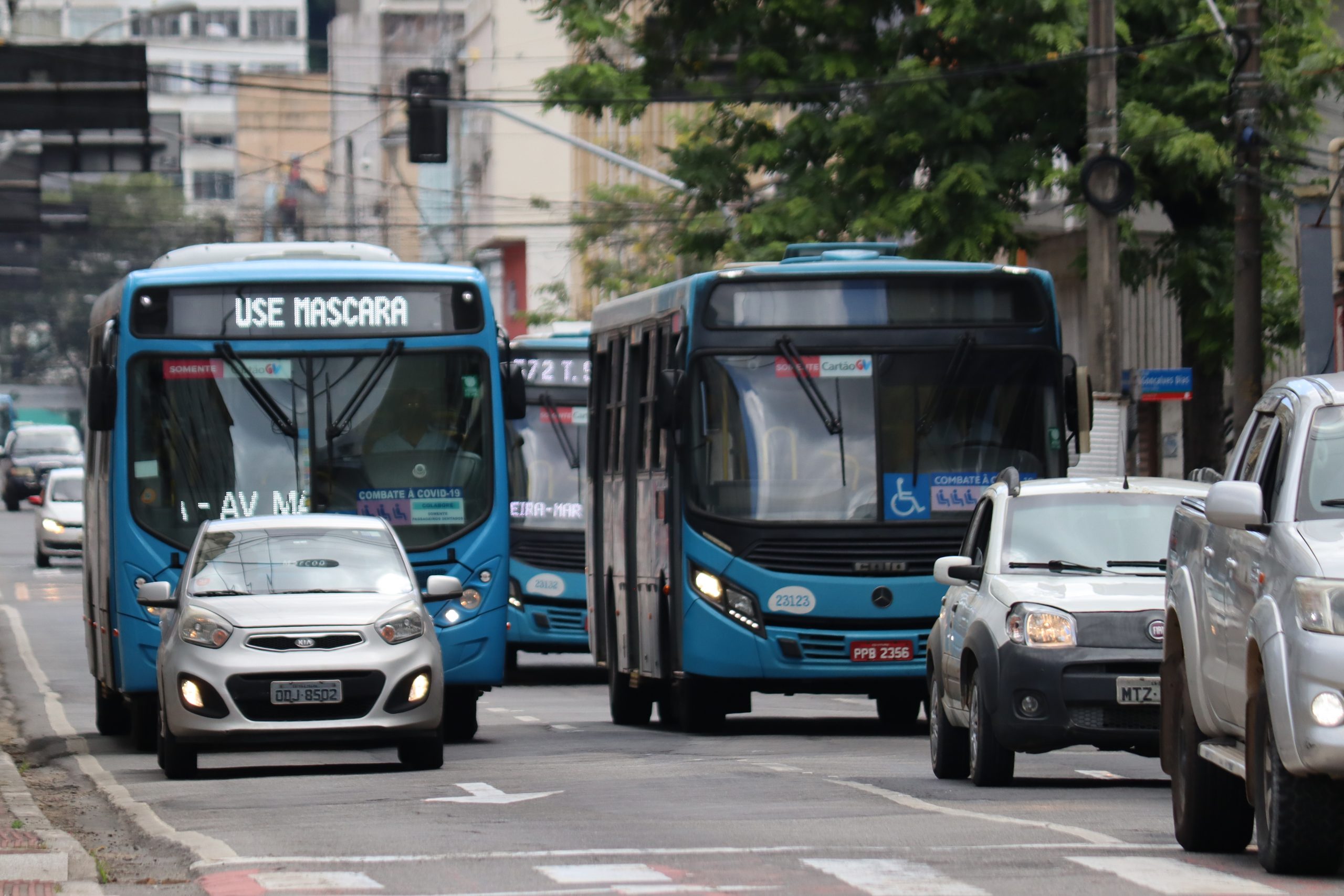 Altos custos com a operação, manutenção e aquisição, e infraestrutura inadequada para recarga desses veículos emperram o avanço dos ônibus elétricos nas cidades. Análise foi feita pelo gerente de mobilidade elétrica da Mercedes-Benz do Brasil, Mike Munhato, durante a Feira LAT.BUS. Confira!