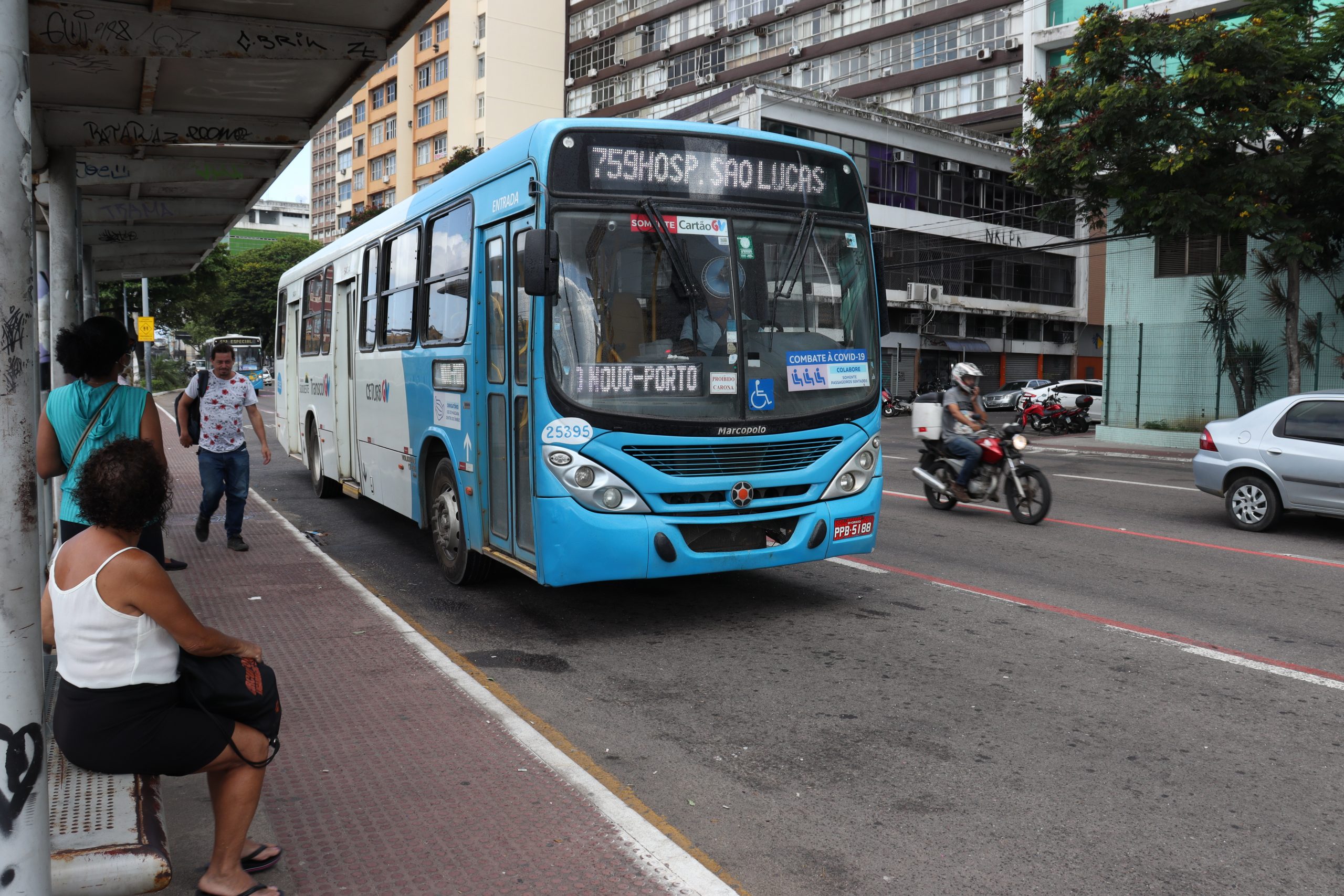 Utilizado pela maior parte da população, o ônibus é a opção mais econômica entre os meios de transporte, enquanto o mototaxi é o mais caro. Além disso, táxi, carro próprio e serviços de corrida por aplicativos também pesam no bolso do brasileiro. É o que mostra pesquisa da CNT.