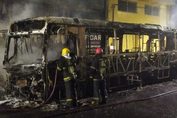 Triste traço cultural da sociedade brasileira, o ato de incendiar ônibus coletivos traz grandes prejuízos a sistemas em todo o Brasil. Estudo nacional aponta números que preocupam gestores públicos e empresas operadoras, inclusive aqui na Grande Vitrória