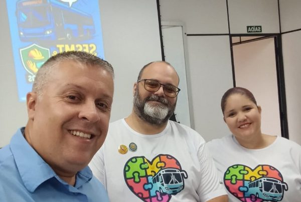 Visita à Serramar Transportes Coletivos contou com palestra de boas-vindas, entrega de camisas personalizadas e kit de café da manhã ao grupo, que também teve a oportunidade de conhecer todos os setores da empresas.