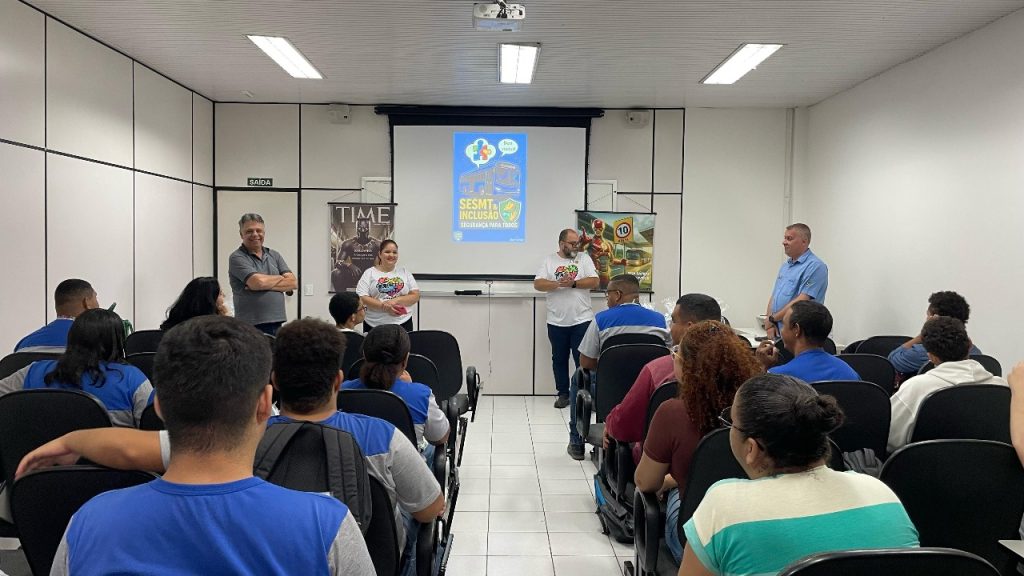Visita à Serramar Transportes Coletivos contou com palestra de boas-vindas, entrega de camisas personalizadas e kit de café da manhã ao grupo, que também teve a oportunidade de conhecer todos os setores da empresas.