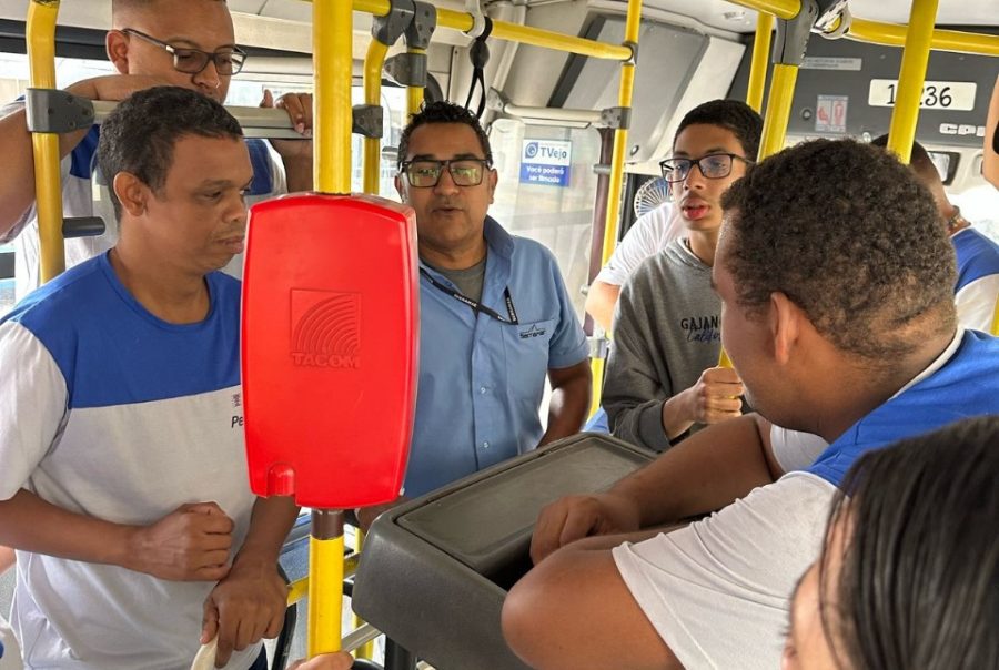 Visita à Serramar Transportes Coletivos contou com palestra de boas-vindas, entrega de camisas personalizadas e kit de café da manhã ao grupo, que também teve a oportunidade de conhecer todos os setores da empresas.