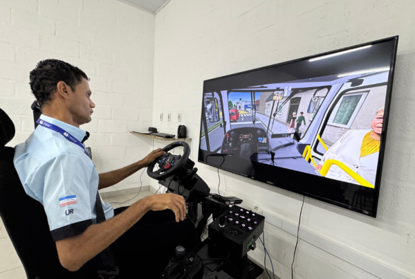 Uso de simuladores de direção para capacitar motoristas coloca as empresas operadoras do Sistema Transcol em evidência no cenário nacional quando o assunto é direção segura. A iniciativa tem apresentado resultados tão positivos que foi destaque na Revista NTUrbano, da Associação Nacional das Empresas de Transportes Urbanos (NTU).