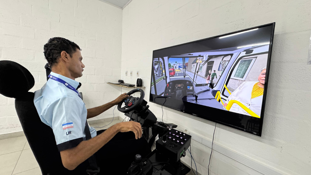 Uso de simuladores de direção para capacitar motoristas coloca as empresas operadoras do Sistema Transcol em evidência no cenário nacional quando o assunto é direção segura. A iniciativa tem apresentado resultados tão positivos que foi destaque na Revista NTUrbano, da Associação Nacional das Empresas de Transportes Urbanos (NTU).