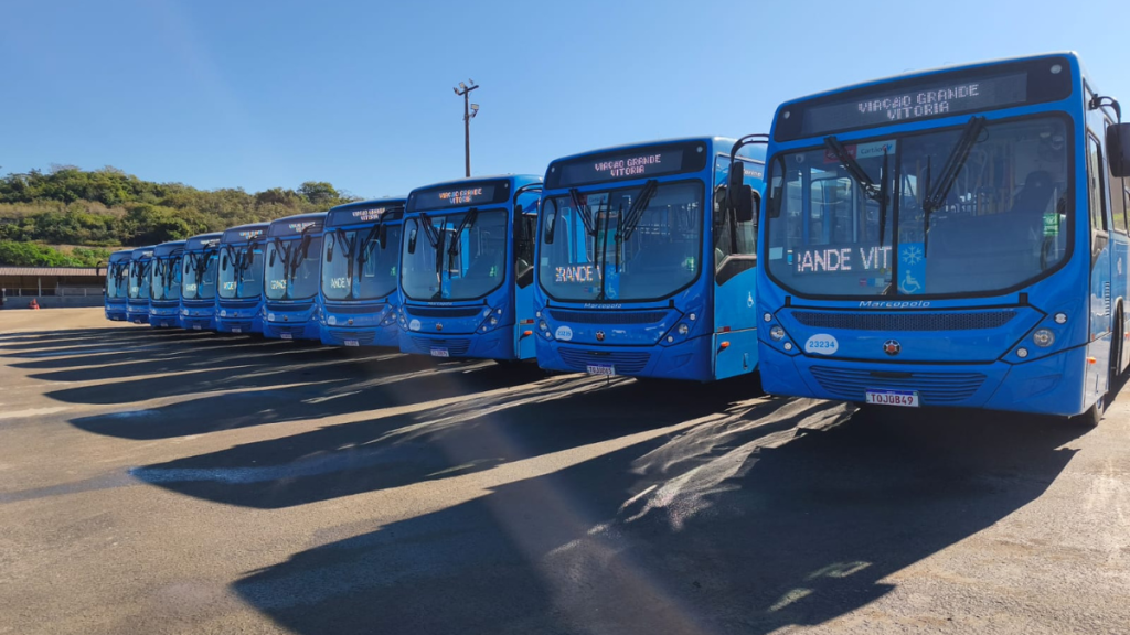 Entrega mais recente foi feita em agosto pela Viação Grande Vitória, com 15 ônibus no total. Investimento é fruto da parceria entre as empresas operadoras e o Governo do Estado, dentro do processo de renovação da frota iniciado em 2019. Previsão é que, até o fim de 2025, 70% da frota esteja climatizada.