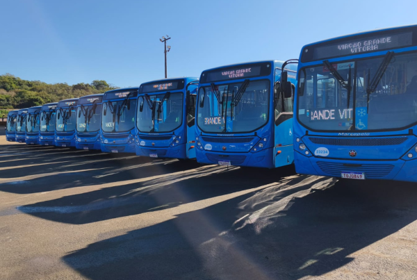 Entrega mais recente foi feita em agosto pela Viação Grande Vitória, com 15 ônibus no total. Investimento é fruto da parceria entre as empresas operadoras e o Governo do Estado, dentro do processo de renovação da frota iniciado em 2019. Previsão é que, até o fim de 2025, 70% da frota esteja climatizada.