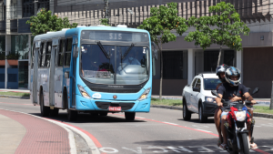 O avanço acelerado do uso de motocicletas no Brasil, impulsionado por fatores como baixo custo e aplicativos de transporte, tem causado aumento expressivo nas mortes no trânsito e ameaça a sobrevivência do transporte coletivo por ônibus. Segundo especialistas, essa migração corrói a base do sistema, compromete a mobilidade urbana e amplia a exclusão social, sobretudo de quem depende do transporte público para acessar serviços essenciais como saúde, educação e trabalho.
