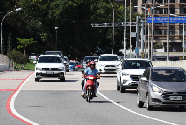 O avanço acelerado do uso de motocicletas no Brasil, impulsionado por fatores como baixo custo e aplicativos de transporte, tem causado aumento expressivo nas mortes no trânsito e ameaça a sobrevivência do transporte coletivo por ônibus. Segundo especialistas, essa migração corrói a base do sistema, compromete a mobilidade urbana e amplia a exclusão social, sobretudo de quem depende do transporte público para acessar serviços essenciais como saúde, educação e trabalho.