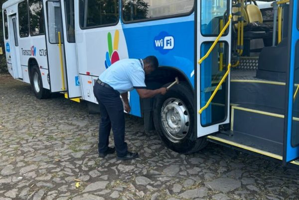 Site especializado em transporte coletivo por ônibus mostra os bastidores do trabalho realizado dentro das garagens. Da limpeza e manutenção dos ônibus até a atuação dos motoristas e equipes administrativas, a reportagem reforça o esforço coletivo das empresas operadoras e de seus profissionais para oferecer qualidade, responsabilidade social e cuidado com o meio ambiente.