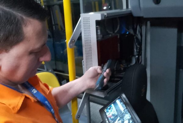 Site especializado em transporte coletivo por ônibus mostra os bastidores do trabalho realizado dentro das garagens. Da limpeza e manutenção dos ônibus até a atuação dos motoristas e equipes administrativas, a reportagem reforça o esforço coletivo das empresas operadoras e de seus profissionais para oferecer qualidade, responsabilidade social e cuidado com o meio ambiente.