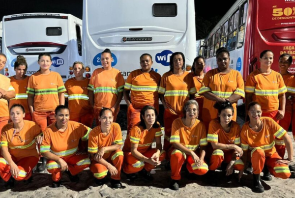 Site especializado em transporte coletivo por ônibus mostra os bastidores do trabalho realizado dentro das garagens. Da limpeza e manutenção dos ônibus até a atuação dos motoristas e equipes administrativas, a reportagem reforça o esforço coletivo das empresas operadoras e de seus profissionais para oferecer qualidade, responsabilidade social e cuidado com o meio ambiente. 