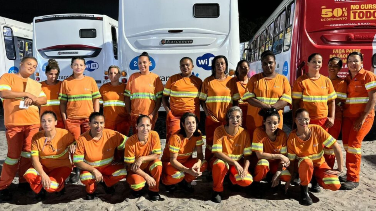 Site especializado em transporte coletivo por ônibus mostra os bastidores do trabalho realizado dentro das garagens. Da limpeza e manutenção dos ônibus até a atuação dos motoristas e equipes administrativas, a reportagem reforça o esforço coletivo das empresas operadoras e de seus profissionais para oferecer qualidade, responsabilidade social e cuidado com o meio ambiente. 
