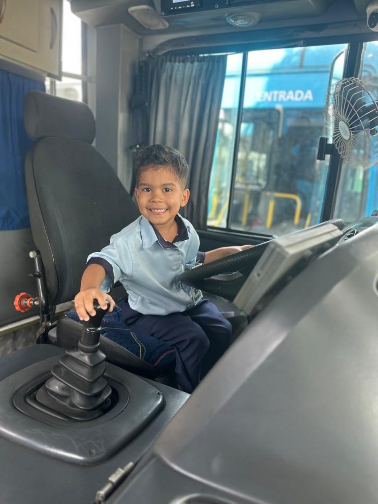 Três histórias mostram que o Transcol é muito mais que transporte. Já virou tema de festa de aniversário, cenário de comemoração dentro do ônibus e até motivo de surpresa para motorista. Histórias tão especiais que chamaram a atenção da imprensa e provam que o ônibus tem um lugar especial na vida de quem vive e se identifica com o Sistema.