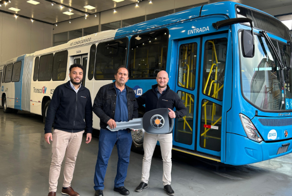 O Transcol segue avançando na modernização do transporte coletivo, com 128 dos 176 ônibus previstos para 2025 já em circulação, todos equipados com ar-condicionado, wi-fi, câmeras de segurança, acessibilidade e motores sustentáveis. Já são mais de 900 ônibus novos integrados ao sistema, desde 2019, quando teve início a renovação da frota.