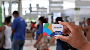 Cartões adquiridos até o fim da comercialização irão funcionar normalmente. Porém, é indispensável realizar o cadastro do mesmo em nossas lojas ou site, o que vai garantir mais segurança no uso do transporte coletivo. O procedimento é gratuito. Com o CPF vinculado, é possível bloquear o cartão em caso de perda ou roubo, transferir os créditos para segunda via e realizar recargas online.
