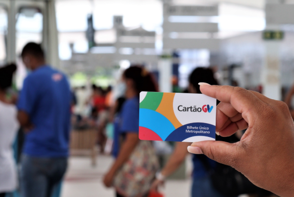 Cartões adquiridos até o fim da comercialização irão funcionar normalmente. Porém, é indispensável realizar o cadastro do mesmo em nossas lojas ou site, o que vai garantir mais segurança no uso do transporte coletivo. O procedimento é gratuito. Com o CPF vinculado, é possível bloquear o cartão em caso de perda ou roubo, transferir os créditos para segunda via e realizar recargas online.