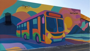 Serramar Transporte Coletivo revitaliza a garagem em São Diogo, na Serra, com um mural todo feito em graffiti, assinado pelo artista Handerson Chic.