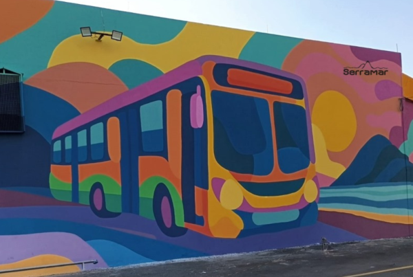 Serramar Transporte Coletivo revitaliza a garagem em São Diogo, na Serra, com um mural todo feito em graffiti, assinado pelo artista Handerson Chic.