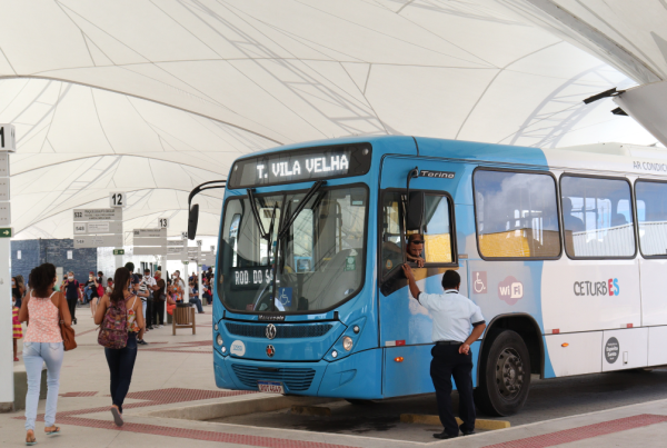 Mais de 340 mil capixabas utilizam o transporte coletivo para chegar ao trabalho todos os dias, segundo matéria publicada em A Gazeta.