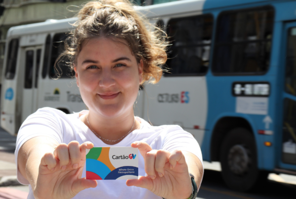 Procedimento é obrigatório e deve ser feito todos os anos, primeiro pelas instituições de ensino e, depois, pelos alunos. O recadastramento das escolas permite ativar o código que será utilizado pelos estudantes na hora de também fazer o cadastro para utilização do passe escolar no próximo ano letivo.