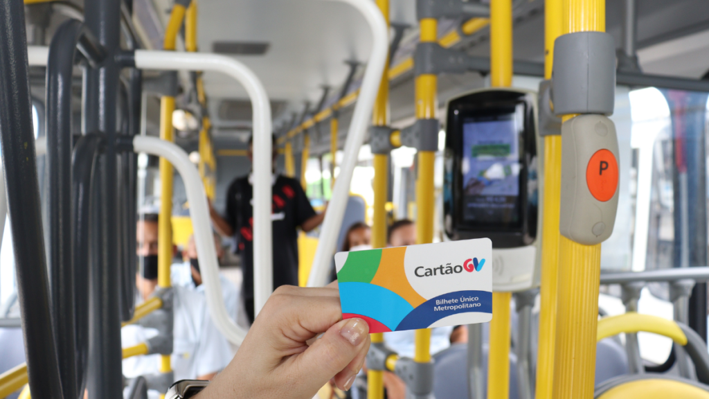 Aplicativo oficial, apps parceiros, site, QR Code, máquinas de autoatendimento, terminais, lojas e estabelecimentos credenciados. Conheça as nove formas disponíveis para comprar ou recarregar o CartãoGV na Grande Vitória.