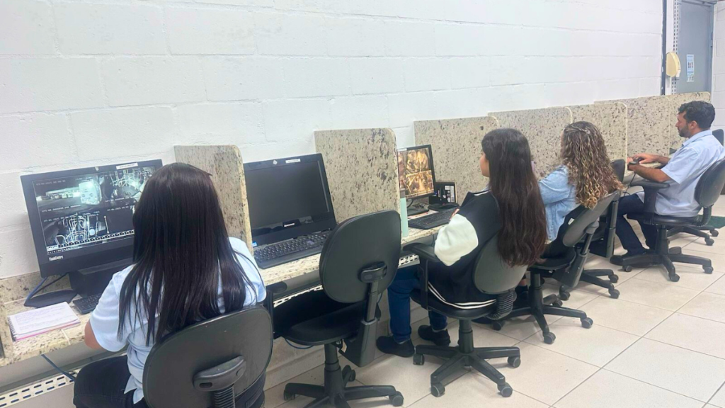 Mais de 250 pessoas com deficiência trabalham atualmente nas empresas operadoras do Sistema Transcol e no GVBus. Entre elas, profissionais surdos ou com deficiência auditiva se destacam no videomonitoramento dos ônibus, mostrando como inclusão, talento e tecnologia podem caminhar juntos para garantir viagens mais seguras para os passageiros.