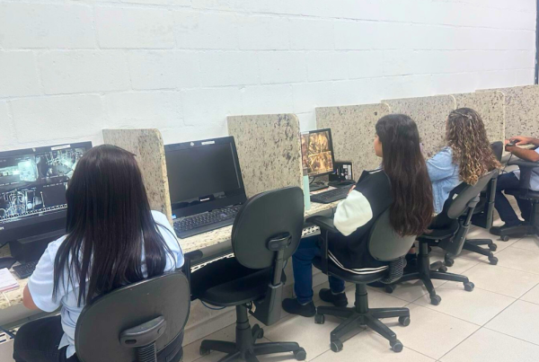 Mais de 250 pessoas com deficiência trabalham atualmente nas empresas operadoras do Sistema Transcol e no GVBus. Entre elas, profissionais surdos ou com deficiência auditiva se destacam no videomonitoramento dos ônibus, mostrando como inclusão, talento e tecnologia podem caminhar juntos para garantir viagens mais seguras para os passageiros.