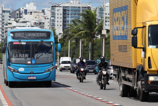 Acidentes com moto geram 473 vezes mais internações do que com ônibus, o que faz do transporte coletivo o meio de se locomover mais seguro
