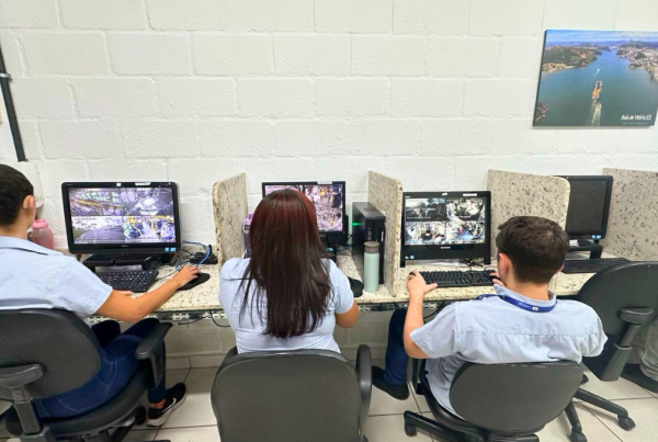 Mais de 250 pessoas com deficiência trabalham atualmente nas empresas operadoras do Sistema Transcol e no GVBus. Entre elas, profissionais surdos ou com deficiência auditiva se destacam no videomonitoramento dos ônibus, mostrando como inclusão, talento e tecnologia podem caminhar juntos para garantir viagens mais seguras para os passageiros.