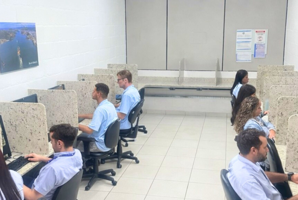 Mais de 250 pessoas com deficiência trabalham atualmente nas empresas operadoras do Sistema Transcol e no GVBus. Entre elas, profissionais surdos ou com deficiência auditiva se destacam no videomonitoramento dos ônibus, mostrando como inclusão, talento e tecnologia podem caminhar juntos para garantir viagens mais seguras para os passageiros.