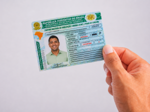 Manter a CNH regularizada é essencial para quem trabalha dirigindo. Conheça atitudes simples que ajudam a evitar multas, acúmulo de pontos e até a perda da habilitação. O assunto também é tema de campanha nas redes sociais do GVBus e da Fetransportes.