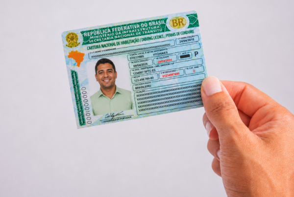 Manter a CNH regularizada é essencial para quem trabalha dirigindo. Conheça atitudes simples que ajudam a evitar multas, acúmulo de pontos e até a perda da habilitação. O assunto também é tema de campanha nas redes sociais do GVBus e da Fetransportes.