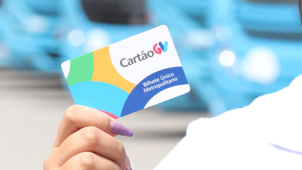 Do aeroporto aos terminais de integração, veja onde comprar ou recarregar o CartãoGV logo na chegada, conheça as opções de recarga pelo celular e aproveite as férias na Grande Vitória com mais praticidade no Sistema Transcol.